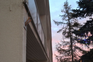 Zabezpieczenie ściany budynku z balkonami przed gołębiami