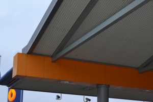 Płoszenie ptaków ze stacji benzynowej