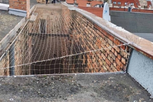 Montaż siatki przeciw gołębiom - zabezpieczenie patio w Grudziądzu