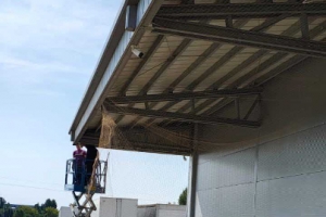 Montaż siatki ochronnej przeciw gołębiom - zabezpieczenie wiaty, Warszawa