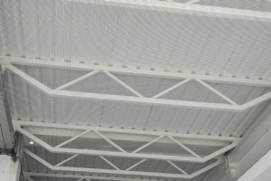 Ochrona wiaty przed ptakami za pomocą siatki - Zakład Nestle w Kaliszu