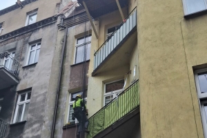 Montaż siatek balkonowych przeciw gołębiom metodą alpinistyczną - Chorzów